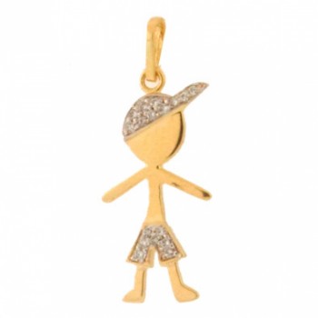 Pingente menino palito com shorts e bone zirconia cristal. 160728