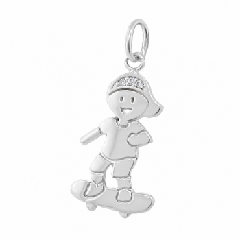 Pingente menino de skate com bone zirconia cristal. 361069