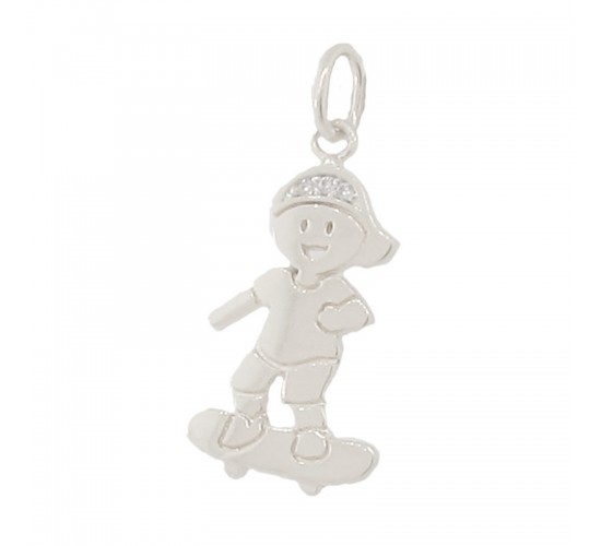 Pingente menino de skate com bone zirconia cristal, Prata.  361069